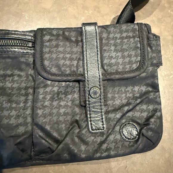 Lululemon Stylish Black Crossbody pouch Bag with leather detailing - Picture 4 of 11